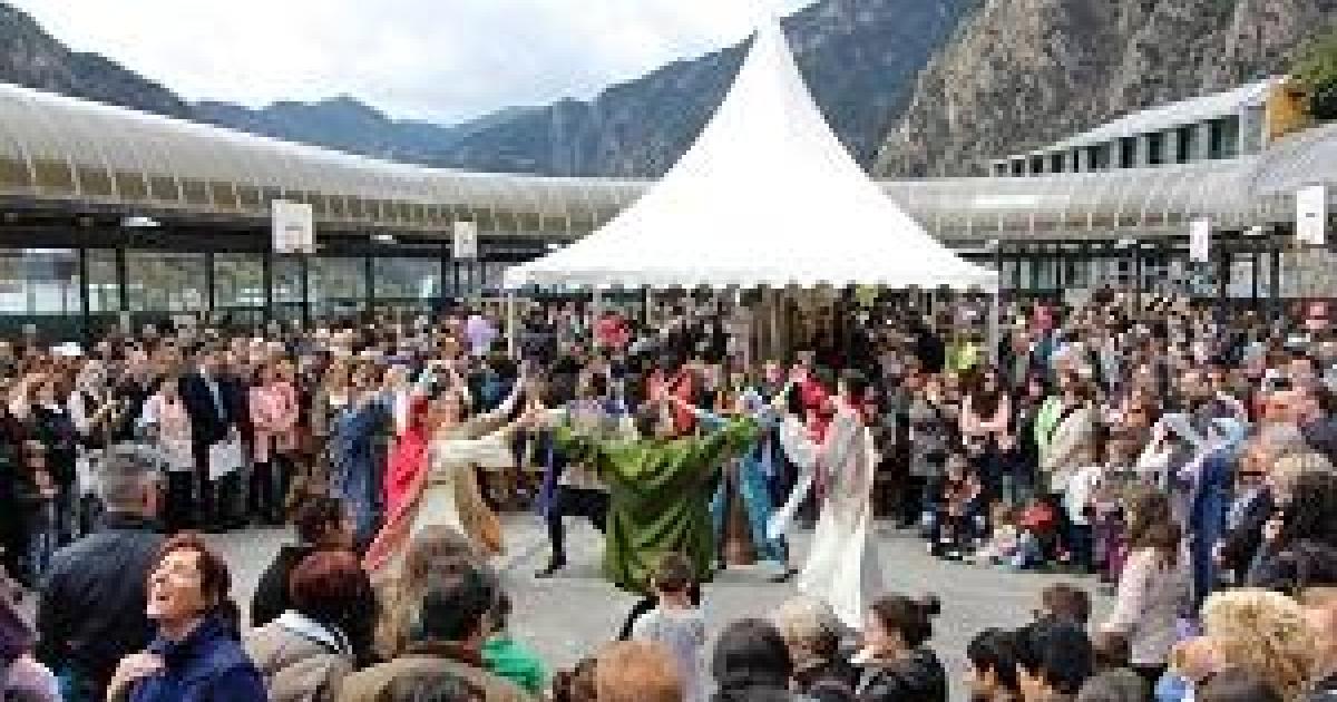 El país surt al carrer per celebrar Sant Jordi