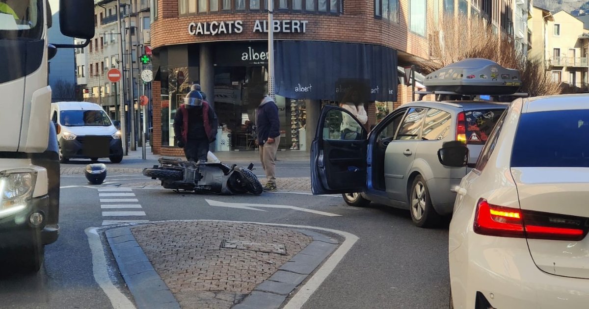 Accident entre un cotxe i una moto a Andorra la Vella