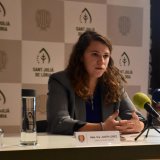 Judith López i Jana Vila explicant les novetats de la fira.