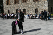 Un turista a la plaça del Consell General el dia de la constitució
