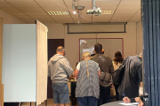 Residents francesos votant a l’ambaixada diumenge.