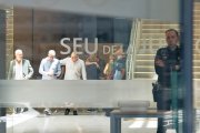 L’exdirectiu de BPA, Joan Pau Miquel, surt acompanyat de la seu de la justícia.