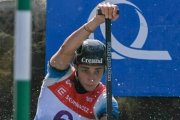 Doria durant la baixada de canoa a Praga.