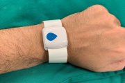 La polsera amb la qual es podrà monitoritzar el pacient i transmetre-ho en temps real als familiars.