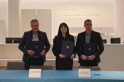 La ministra de Cultura, Joventut i Esports, Mònica Bonell; el director general adjunt d’Andorra Telecom, Cèsar Marquina; i el conservador general de la Col·lecció Carmen Thyssen-Bornemisza, Guillermo Cervera.