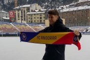 El nou fixatge; Marc Cardona, amb la bufanda de l'Andorra en l'anunci amb el nou club.