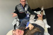 Cande Moreno amb un fisioterapeuta l'endemà de la caiguda als Jocs de Cortina d'Ampezzo