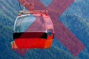 La imatge d'un telecabina amb una creu que fa servir APAPMA per oposar-se al telefèric de Canillo.