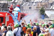 La caravana publicitària del Tour de França va arribar una hora abans que els ciclistes i va repartir presents a la gent que esperava a la carretera.