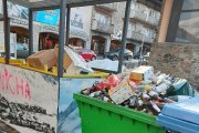 Contenidors plens sense recollir al Pas de la Casa