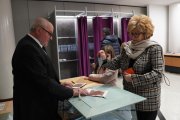 Una electora encampadana votant