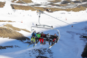 Esquiadors estrenant el nou telecabina del Pic Negre, al gener.