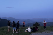 Un grup preparant-se per veure la nit estrellada