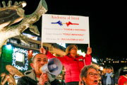 Uns manifestants a l’avinguda Meritxell.