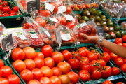 Tomàquets de diverses varietats a la venda.