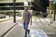 Cerni Cairat caminant per l'Avinguda Verge de Canòlich la nit electoral