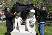 Olalla Losada i Àngel Calvente destapen l'escultura aquest migdia al Parc Central