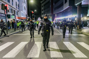 Agents del cos de policia en la concentració per l’habitatge.