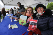 Mariona Bessa i Ludmilla Lacueva i altres autors que van signar llibres ahir a Andorra la Vella.