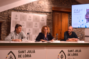 L'artista Roger Mas; la consellera de Cultura de Sant Julià de Lòria, Teresa Areny i el president de la Colla Gegantera, Jordi Díaz, durant la roda de premsa d'aquest dilluns al matí.