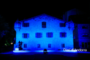 Casa de la Vall tenyida de blau