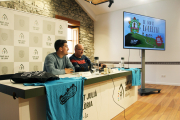 El conseller d'Esports del comú de Sant Julià de Lòria, Marc Ferré, i el cap d'Activitats d'Esports, Ramon Ibarz, durant la presentació de la nova edició del Tomb Lauredià.