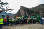 Pagesos tallant l'accés a Andorra en una protesta anterior

Uns 90 vehicles recorren lentament l'N-145 des la Seu fins a la rotonda abans de la frontera per reclamar millores per al sector de la pagesia
Foto: Fernando Galindo