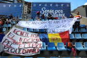 Pancartes mostrades a l’Estadi Nacional.