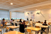 Alumnes passant un examen oficial de català.