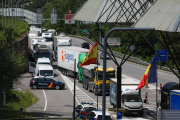 Desenes de camions esperant els tràmits duaners per entrar a Andorra