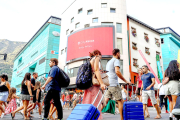 Turistes al carrer de la Unió.