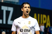 Alberto Solís celebra un dels seus 12 gols.