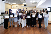 Els emprenedors recollint el diploma