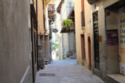 El carrer de la Vall, i a la dret el local on s'ubicarà el nou punt d'informació turística.