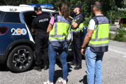 La policia traslladant el pres espanyol.