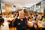 Canalla a la casa de colònies amb Mossèn Ramon.