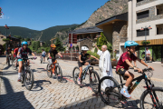 Un grup de ciclistes són beneïts pel capellà