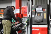 Un motorista posant benzina.