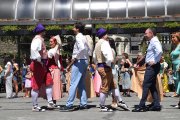 El cap de Govern, Xavier Espot, i el cònsol major d'Andorra la Vella, Sergi González, durant el ball del contrapàs a la plaça del Poble.