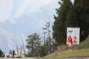 Una excursionista al camí d’accés a Tor.