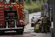 Els bombers treballant en l'exterior de l'edifici afectat pel foc