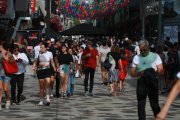 Visitants a l’eix comercial d’Andorra la Vella.