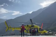 Els bombers anant a l'helicòpter del rescat