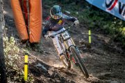 L’andorrà Arnau Graslaub, en un moment del descens que li va permetre classificar-se per a la final elit del Mundial de BTT.