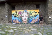 Un quadre fet amb graffiti de l'Ordino Jardins d'art, juntament amb el seu creador, David Segura