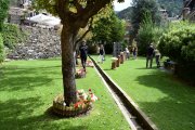 Un dels espais de l’Ordino Jardins d’Art amb escultures al fons.