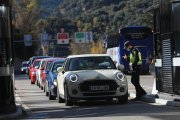 Cua de vehicles a la frontera del riu Runer per entrar a Andorra.