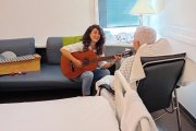 La musicoterapeuta Laia Font amb una pacient a l'hospital.