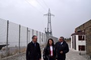 El director de FEDA, Albert Moles, amb la cònsol major d'Encamp, Laura Mas, i el cònsol major de Canillo, Jordi Alcobé, a l'Estació transformadora i repartidora de Grau Roig