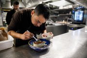 El xef del restaurant Émo preparant un plat en la presentació de les jornades